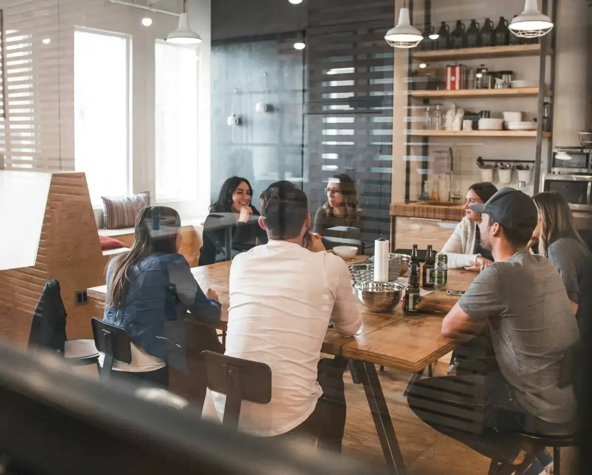 Nhóm làm việc trao đổi chiến dịch quanh bàn họp