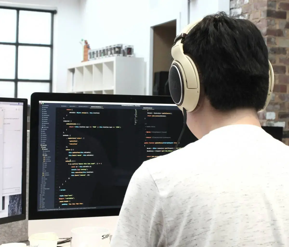 Kỹ sư Windify đang lập trình tại văn phòng